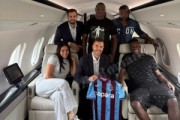 奥纳纳与家人、经纪人在飞机上合影，展示特拉布宗体育球衣